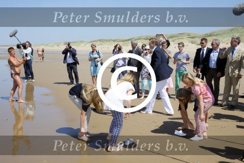 Wassenaar 10 juli 2015
Fotouurtje met Koningin Maxima Koning Willem Alexander en de prinsesjes Amalia Alexia en Ariane op het strand van Wassenaar.