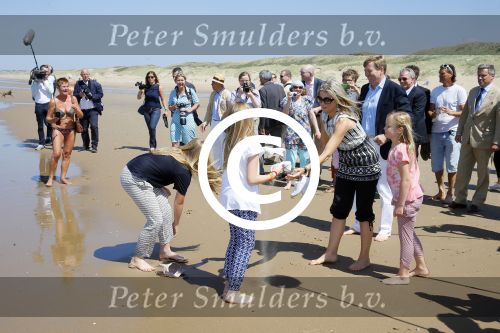 Wassenaar 10 juli 2015
Fotouurtje met Koningin Maxima Koning Willem Alexander en de prinsesjes Amalia Alexia en Ariane op het strand van Wassenaar.