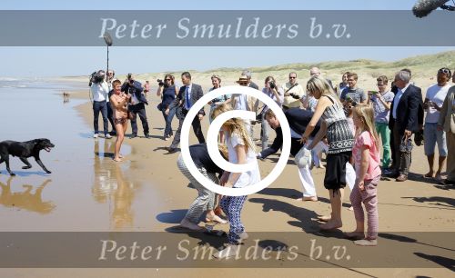 Wassenaar 10 juli 2015
Fotouurtje met Koningin Maxima Koning Willem Alexander en de prinsesjes Amalia Alexia en Ariane op het strand van Wassenaar.