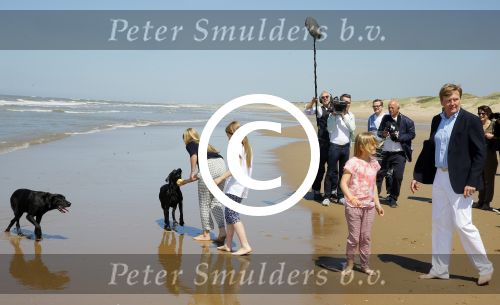 Wassenaar 10 juli 2015
Fotouurtje met Koningin Maxima Koning Willem Alexander en de prinsesjes Amalia Alexia en Ariane op het strand van Wassenaar.