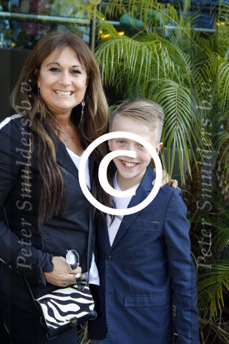 Amsterdam 10 juni 2015
Premiere Jurassic world in pathe arena. Ruud Feltkamp is aanwezig als dj.
Laura Vlasblom met zoon