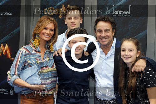 Amsterdam 20 juni 2015
Premiere Code M in het nieuwe de la mar met oa Senna Borsato.
Marco Leontine Luca en Jada Borsato met hun vriendjes en vriendinnetjes