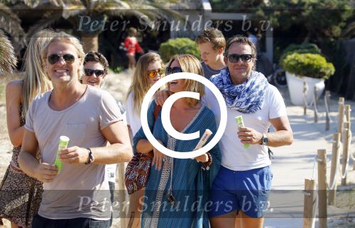 ibiza 24 juli 2015
Marco Borsato met Leontine Luca (met vriendin) Jada en Senna op vakantie.
Ze gingen lunchen met John Ewbank en zijn vriendin Kelly Weekers.