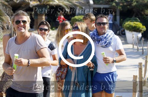 ibiza 24 juli 2015
Marco Borsato met Leontine Luca (met vriendin) Jada en Senna op vakantie.
Ze gingen lunchen met John Ewbank en zijn vriendin Kelly Weekers.