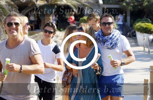 ibiza 24 juli 2015
Marco Borsato met Leontine Luca (met vriendin) Jada en Senna op vakantie.
Ze gingen lunchen met John Ewbank en zijn vriendin Kelly Weekers.