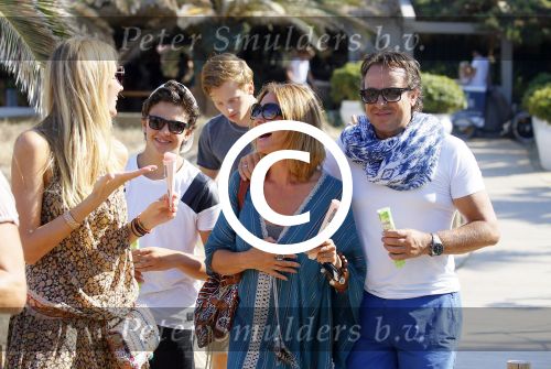 ibiza 24 juli 2015
Marco Borsato met Leontine Luca (met vriendin) Jada en Senna op vakantie.
Ze gingen lunchen met John Ewbank en zijn vriendin Kelly Weekers.