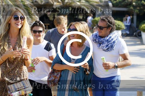 ibiza 24 juli 2015
Marco Borsato met Leontine Luca (met vriendin) Jada en Senna op vakantie.
Ze gingen lunchen met John Ewbank en zijn vriendin Kelly Weekers.