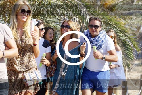ibiza 24 juli 2015
Marco Borsato met Leontine Luca (met vriendin) Jada en Senna op vakantie.
Ze gingen lunchen met John Ewbank en zijn vriendin Kelly Weekers.