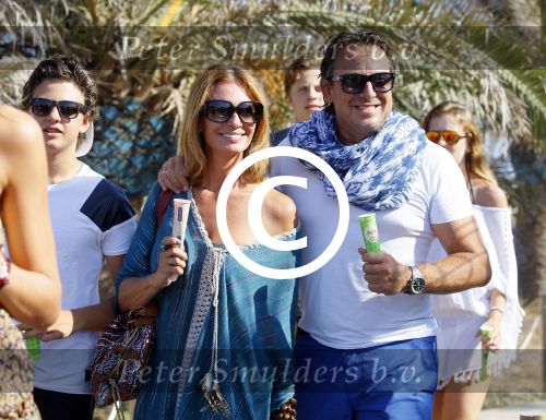 ibiza 24 juli 2015
Marco Borsato met Leontine Luca (met vriendin) Jada en Senna op vakantie.
Ze gingen lunchen met John Ewbank en zijn vriendin Kelly Weekers.