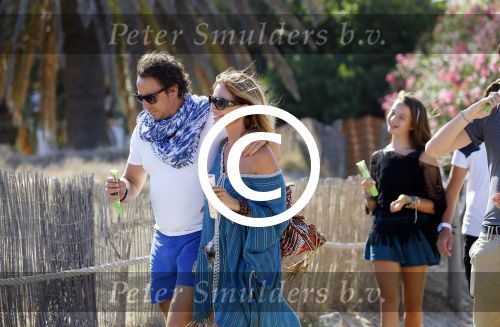 ibiza 24 juli 2015
Marco Borsato met Leontine Luca (met vriendin) Jada en Senna op vakantie.
Ze gingen lunchen met John Ewbank en zijn vriendin Kelly Weekers.