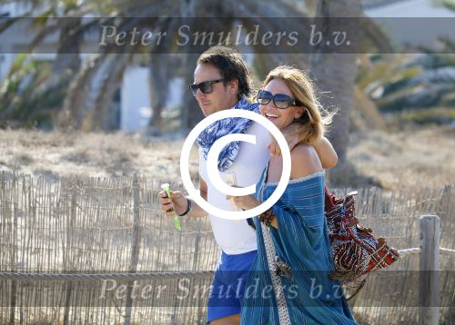 ibiza 24 juli 2015
Marco Borsato met Leontine Luca (met vriendin) Jada en Senna op vakantie.
Ze gingen lunchen met John Ewbank en zijn vriendin Kelly Weekers.