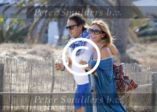 ibiza 24 juli 2015
Marco Borsato met Leontine Luca (met vriendin) Jada en Senna op vakantie.
Ze gingen lunchen met John Ewbank en zijn vriendin Kelly Weekers.