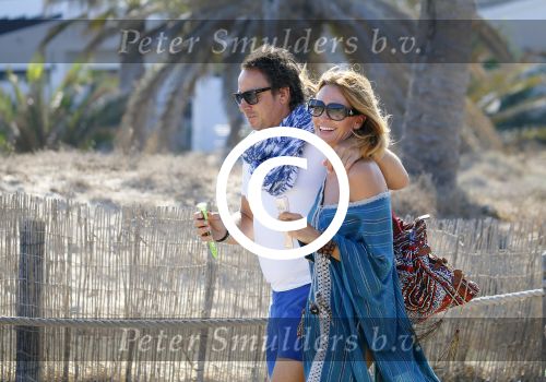 ibiza 24 juli 2015
Marco Borsato met Leontine Luca (met vriendin) Jada en Senna op vakantie.
Ze gingen lunchen met John Ewbank en zijn vriendin Kelly Weekers.