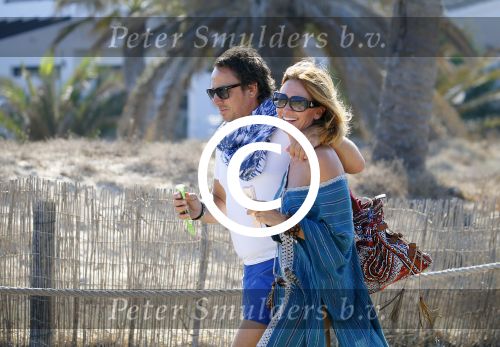 ibiza 24 juli 2015
Marco Borsato met Leontine Luca (met vriendin) Jada en Senna op vakantie.
Ze gingen lunchen met John Ewbank en zijn vriendin Kelly Weekers.