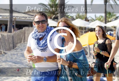 ibiza 24 juli 2015
Marco Borsato met Leontine Luca (met vriendin) Jada en Senna op vakantie.
Ze gingen lunchen met John Ewbank en zijn vriendin Kelly Weekers.