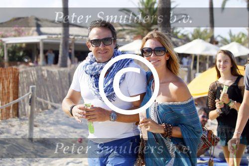 ibiza 24 juli 2015
Marco Borsato met Leontine Luca (met vriendin) Jada en Senna op vakantie.
Ze gingen lunchen met John Ewbank en zijn vriendin Kelly Weekers.
