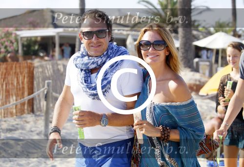 ibiza 24 juli 2015
Marco Borsato met Leontine Luca (met vriendin) Jada en Senna op vakantie.
Ze gingen lunchen met John Ewbank en zijn vriendin Kelly Weekers.