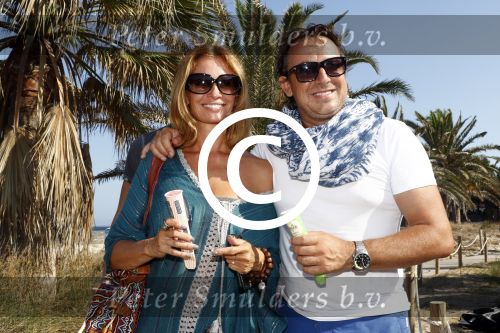 ibiza 24 juli 2015
Marco Borsato met Leontine Luca (met vriendin) Jada en Senna op vakantie.
Ze gingen lunchen met John Ewbank en zijn vriendin Kelly Weekers.