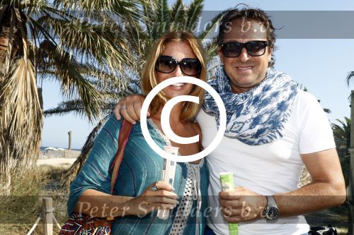 ibiza 24 juli 2015
Marco Borsato met Leontine Luca (met vriendin) Jada en Senna op vakantie.
Ze gingen lunchen met John Ewbank en zijn vriendin Kelly Weekers.