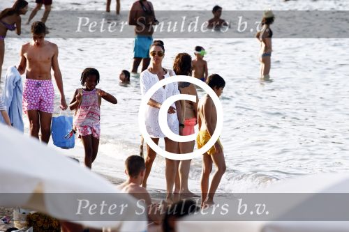 ibiza 5 augustus 2015
Lilly Becker en haar zoon en de zonen van Boris Becker op het strand van Cala Bassa