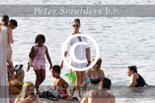 ibiza 5 augustus 2015
Lilly Becker en haar zoon en de zonen van Boris Becker op het strand van Cala Bassa
