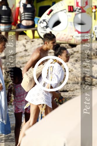 ibiza 5 augustus 2015
Lilly Becker en haar zoon en de zonen van Boris Becker op het strand van Cala Bassa