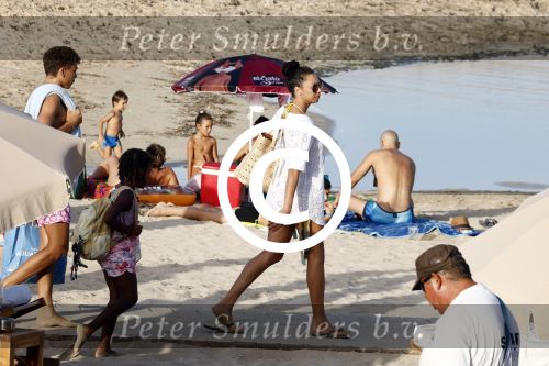 ibiza 5 augustus 2015
Lilly Becker en haar zoon en de zonen van Boris Becker op het strand van Cala Bassa