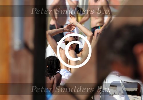 ibiza 28 juli 2015
Estelle Cruijff Joelle Gullit Lilly Becker met zoon Amadues Becker en een zoon uit een eerder huwelijk van Boris op het strand van Talamanca.
