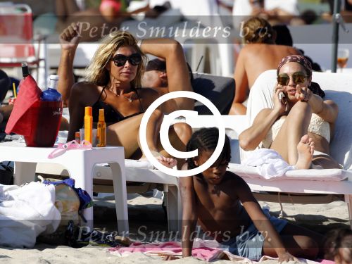 ibiza 28 juli 2015
Estelle Cruijff Joelle Gullit Lilly Becker met zoon Amadues Becker en een zoon uit een eerder huwelijk van Boris op het strand van Talamanca.
