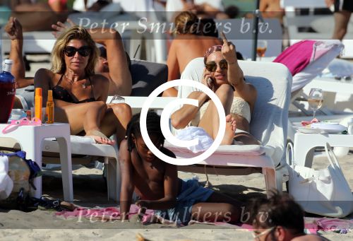 ibiza 28 juli 2015
Estelle Cruijff Joelle Gullit Lilly Becker met zoon Amadues Becker en een zoon uit een eerder huwelijk van Boris op het strand van Talamanca.