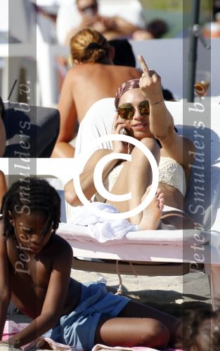 ibiza 28 juli 2015
Estelle Cruijff Joelle Gullit Lilly Becker met zoon Amadues Becker en een zoon uit een eerder huwelijk van Boris op het strand van Talamanca.