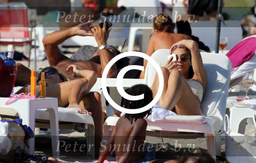 ibiza 28 juli 2015
Estelle Cruijff Joelle Gullit Lilly Becker met zoon Amadues Becker en een zoon uit een eerder huwelijk van Boris op het strand van Talamanca.