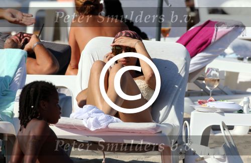ibiza 28 juli 2015
Estelle Cruijff Joelle Gullit Lilly Becker met zoon Amadues Becker en een zoon uit een eerder huwelijk van Boris op het strand van Talamanca.