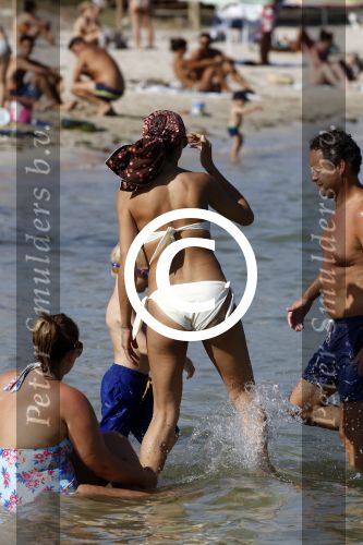 ibiza 28 juli 2015
Estelle Cruijff Joelle Gullit Lilly Becker met zoon Amadues Becker en een zoon uit een eerder huwelijk van Boris op het strand van Talamanca.