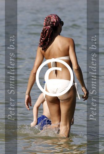 ibiza 28 juli 2015
Estelle Cruijff Joelle Gullit Lilly Becker met zoon Amadues Becker en een zoon uit een eerder huwelijk van Boris op het strand van Talamanca.
