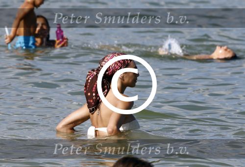 ibiza 28 juli 2015
Estelle Cruijff Joelle Gullit Lilly Becker met zoon Amadues Becker en een zoon uit een eerder huwelijk van Boris op het strand van Talamanca.