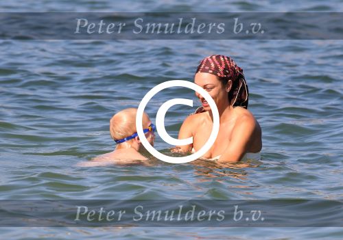 ibiza 28 juli 2015
Estelle Cruijff Joelle Gullit Lilly Becker met zoon Amadues Becker en een zoon uit een eerder huwelijk van Boris op het strand van Talamanca.
