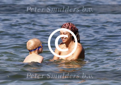 ibiza 28 juli 2015
Estelle Cruijff Joelle Gullit Lilly Becker met zoon Amadues Becker en een zoon uit een eerder huwelijk van Boris op het strand van Talamanca.