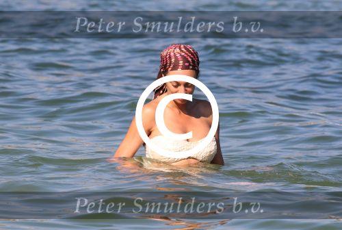 ibiza 28 juli 2015
Estelle Cruijff Joelle Gullit Lilly Becker met zoon Amadues Becker en een zoon uit een eerder huwelijk van Boris op het strand van Talamanca.
