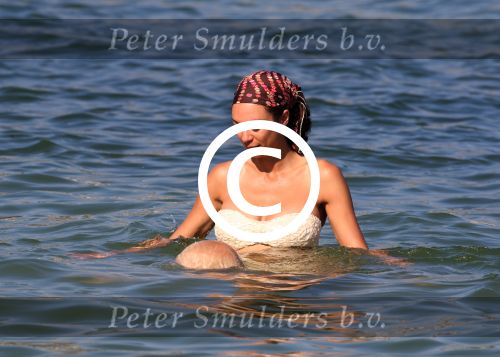 ibiza 28 juli 2015
Estelle Cruijff Joelle Gullit Lilly Becker met zoon Amadues Becker en een zoon uit een eerder huwelijk van Boris op het strand van Talamanca.