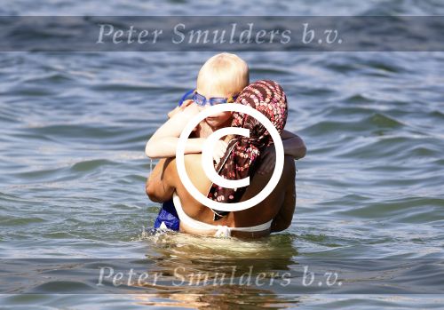 ibiza 28 juli 2015
Estelle Cruijff Joelle Gullit Lilly Becker met zoon Amadues Becker en een zoon uit een eerder huwelijk van Boris op het strand van Talamanca.