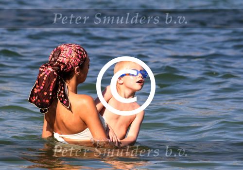 ibiza 28 juli 2015
Estelle Cruijff Joelle Gullit Lilly Becker met zoon Amadues Becker en een zoon uit een eerder huwelijk van Boris op het strand van Talamanca.