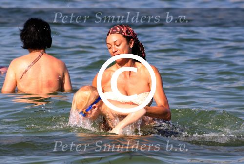 ibiza 28 juli 2015
Estelle Cruijff Joelle Gullit Lilly Becker met zoon Amadues Becker en een zoon uit een eerder huwelijk van Boris op het strand van Talamanca.