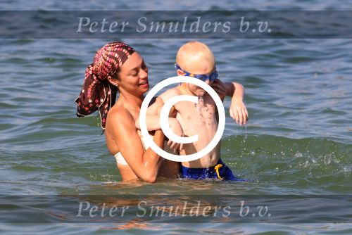 ibiza 28 juli 2015
Estelle Cruijff Joelle Gullit Lilly Becker met zoon Amadues Becker en een zoon uit een eerder huwelijk van Boris op het strand van Talamanca.