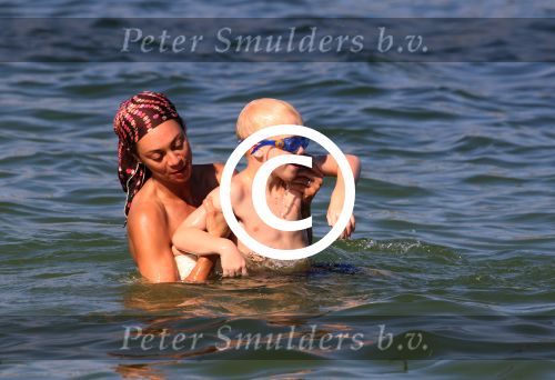 ibiza 28 juli 2015
Estelle Cruijff Joelle Gullit Lilly Becker met zoon Amadues Becker en een zoon uit een eerder huwelijk van Boris op het strand van Talamanca.