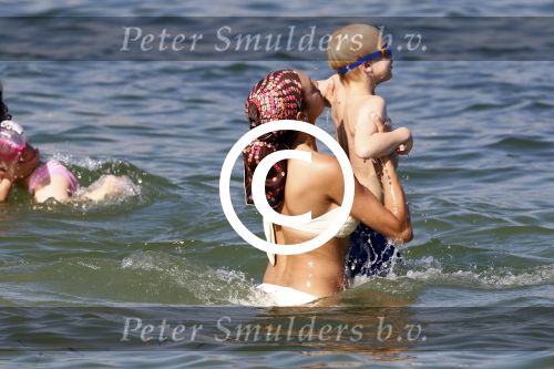 ibiza 28 juli 2015
Estelle Cruijff Joelle Gullit Lilly Becker met zoon Amadues Becker en een zoon uit een eerder huwelijk van Boris op het strand van Talamanca.
