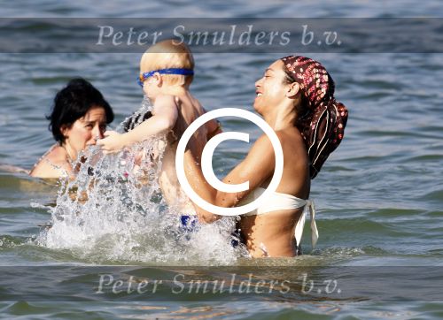 ibiza 28 juli 2015
Estelle Cruijff Joelle Gullit Lilly Becker met zoon Amadues Becker en een zoon uit een eerder huwelijk van Boris op het strand van Talamanca.