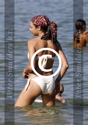 ibiza 28 juli 2015
Estelle Cruijff Joelle Gullit Lilly Becker met zoon Amadues Becker en een zoon uit een eerder huwelijk van Boris op het strand van Talamanca.