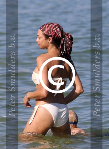 ibiza 28 juli 2015
Estelle Cruijff Joelle Gullit Lilly Becker met zoon Amadues Becker en een zoon uit een eerder huwelijk van Boris op het strand van Talamanca.