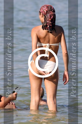 ibiza 28 juli 2015
Estelle Cruijff Joelle Gullit Lilly Becker met zoon Amadues Becker en een zoon uit een eerder huwelijk van Boris op het strand van Talamanca.